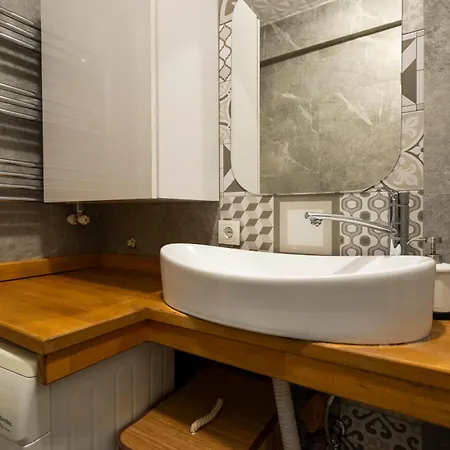 Renovated 2 Bedroom In Cihangir, Taksim 아파트 이스탄불