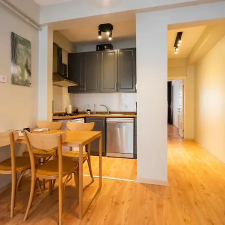 Renovated 2 Bedroom In Cihangir, Taksim Estambul