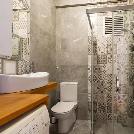Renovated 2 Bedroom In Cihangir, Taksim Estambul