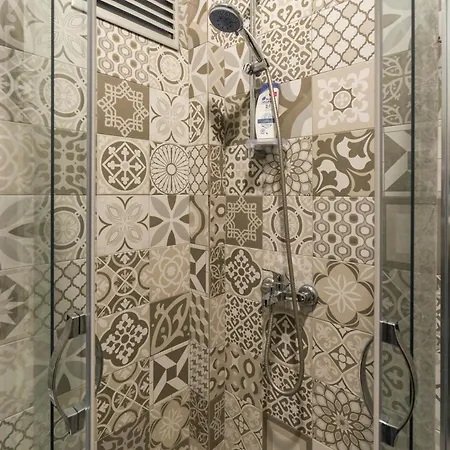 Renovated 2 Bedroom In Cihangir, Taksim شقة *